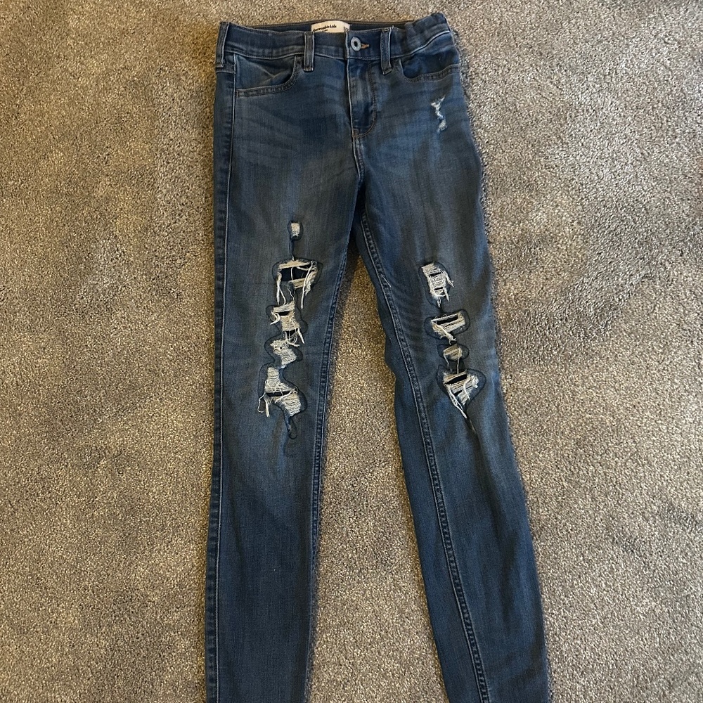 Skinny jeans with rips .